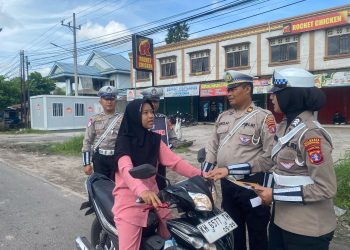 Unit Keamanan dan Keselamatan (Kamsel) Satlantas Polresta Palangka Raya menggelar kegiatan Pendidikan Masyarakat Lalu Lintas (Dikmas Lantas) dengan mengajak para pengendara untuk lebih tertib dalam berlalu lintas, Kamis (13/3/2025).