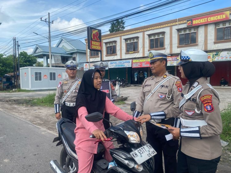 Unit Keamanan dan Keselamatan (Kamsel) Satlantas Polresta Palangka Raya menggelar kegiatan Pendidikan Masyarakat Lalu Lintas (Dikmas Lantas) dengan mengajak para pengendara untuk lebih tertib dalam berlalu lintas, Kamis (13/3/2025).