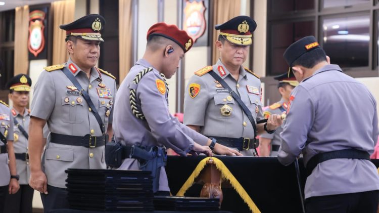 Kapolri Jenderal Polisi Drs. Listyo Sigit Prabowo, memimpin langsung serah terima jabatan (Sertijab) Kapolda Kalimantan Tengah dari Irjen Pol Drs. Djoko Poerwanto kepada pejabat baru Irjen Pol Iwan Kurniawan.