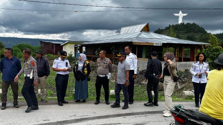 Direktorat Lalu Lintas (Ditlantas) Polda Sumatera Utara bersama instansi terkait melakukan pengecekan kesiapan jalur lalu lintas di sejumlah objek wisata di Kecamatan Harian, Kabupaten Samosir.