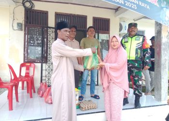 Kegiatan pembagian sembako ini dilakukan secara langsung oleh Kepala Desa Gampong Lhok, Fadhil di kantor Desa setempat. Turut hadir dalam kegiatan ini, perangkat gampong, Babinsa, tokoh, dari masyarakat, dan warga yang menerima bantuan.