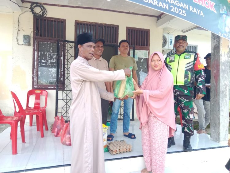 Kegiatan pembagian sembako ini dilakukan secara langsung oleh Kepala Desa Gampong Lhok, Fadhil di kantor Desa setempat. Turut hadir dalam kegiatan ini, perangkat gampong, Babinsa, tokoh, dari masyarakat, dan warga yang menerima bantuan.