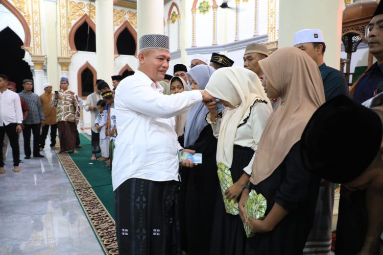 Safari Ramadhan yang digelar oleh Pemerintah Kabupaten Aceh Utara pada malam ke-13, Bupati H Ismail A. Jalil, SE, MM, atau yang akrab disapa Ayahwa, mengunjungi Masjid Baitus Sa'dah, Gampong Leubok Mane, Kecamatan Langkahan, Sabtu malam (15/3/25).