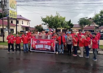 Organisasi kemasyarakatan (Ormas) Pemuda Batak Bersatu (PBB) untuk berbagi pada warga dan pemudik yang melintas di depan Mapolres Dairi, Jalan Sisingamangaraja Sidikalang Minggu (16/03/2025). Selain anggota ormas PBB, pembagian takjil juga dihadiri oleh Kapolres Dairi, AKBP Faisal Andri Pratomo.