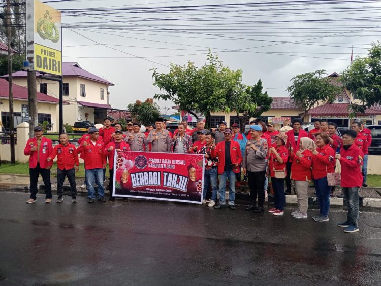 Organisasi kemasyarakatan (Ormas) Pemuda Batak Bersatu (PBB) untuk berbagi pada warga dan pemudik yang melintas di depan Mapolres Dairi, Jalan Sisingamangaraja Sidikalang Minggu (16/03/2025). Selain anggota ormas PBB, pembagian takjil juga dihadiri oleh Kapolres Dairi, AKBP Faisal Andri Pratomo.