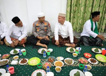 Bupati Aceh Utara, H. Ismail A. Jalil, SE, MM atau yang akrab disapa Ayahwa bersama jajaran pemerintah daerah menggelar acara buka puasa bersama masyarakat Lhoksukon di Masjid Agung Baiturrahim, Minggu (16/03/2025).