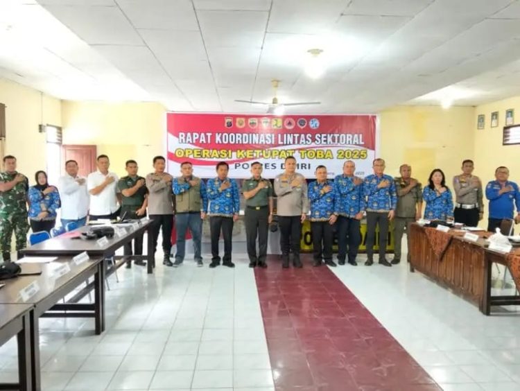 Komandan Kodim (Dandim) 0206/Dairi, Letkol Inf Goklas Pirtahan Silaban, menghadiri Rapat Koordinasi Lintas Sektoral Operasi Ketupat Toba 2025 yang digelar di Aula Kamtibmas Polres Dairi, Senin (17/3/25)