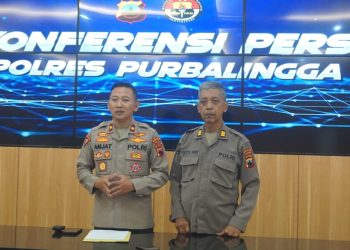 Wakapolres Purbalingga Kompol Agus Amjat Purnomo dalam konferensi pers di Aula Wicaksana Laghawa Mapolres Purbalingga, Senin (17/3/2025) siang didampingi Kasih Humas AKP Setyo Hadi.
