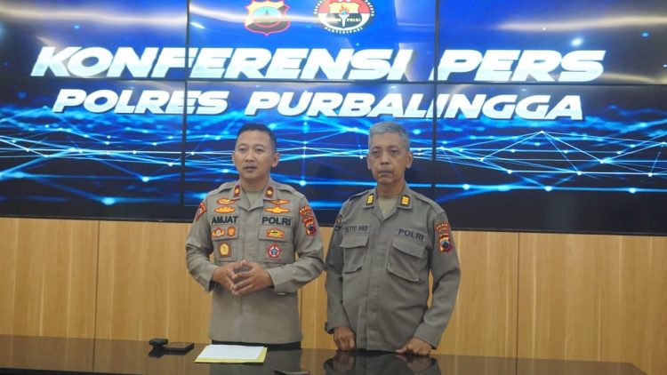 Wakapolres Purbalingga Kompol Agus Amjat Purnomo dalam konferensi pers di Aula Wicaksana Laghawa Mapolres Purbalingga, Senin (17/3/2025) siang didampingi Kasih Humas AKP Setyo Hadi.