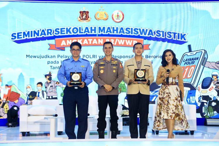 Ketua Sekolah Tinggi Ilmu Kepolisian (STIK) Irjen. Pol. Dadang Hartanto dalam Seminar Nasional bertajuk "Mewujudkan Pelayanan Polri yang Responsif dan Berorientasi pada Harapan Masyarakat dalam Menghadapi Tantangan Era 4.0 dan Transformasi Digital"