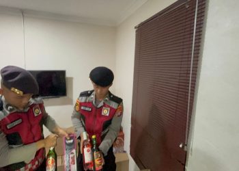 Personel Ditsamapta Polda Kalimantan Tengah (Kalteng) berhasil mengamankan dan menyita puluhan botol minuman keras (miras) yang diedarkan tanpa adanya ijin resmi.