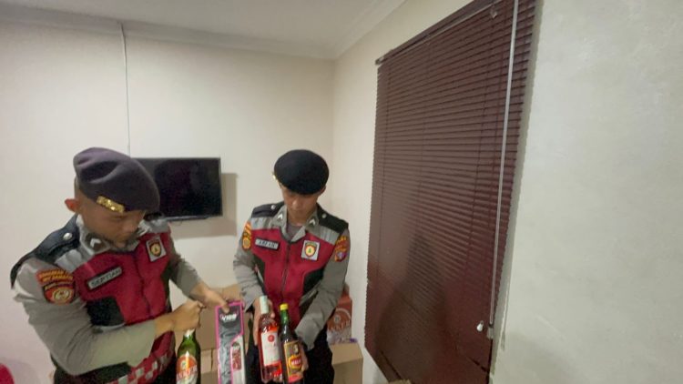 Personel Ditsamapta Polda Kalimantan Tengah (Kalteng) berhasil mengamankan dan menyita puluhan botol minuman keras (miras) yang diedarkan tanpa adanya ijin resmi.