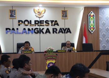 Kapolresta Palangka Raya, Kombes Pol. Dedy Supriadi, S.I.K., M.H., mengikuti arahan Kapolri secara daring mengenai program Polri untuk masyarakat, Selasa (18/3/2025).