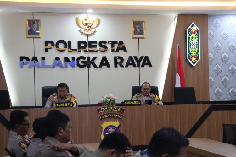 Kapolresta Palangka Raya, Kombes Pol. Dedy Supriadi, S.I.K., M.H., mengikuti arahan Kapolri secara daring mengenai program Polri untuk masyarakat, Selasa (18/3/2025).