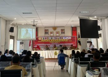 Wakil Bupati Samosir, Ariston Tua Sidauruk, memimpin rapat koordinasi lintas sektoral dalam rangka kesiapan Operasi Ketupat Toba 2025. Rapat yang digelar Selasa (18/3/2025) di Aula Kantor Bupati Samosir ini membahas langkah-langkah untuk menciptakan keamanan dan kelancaran lalu lintas selama libur Idul Fitri 1446 H di Kabupaten Samosir.