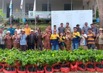 BANTUAN: Senior Suvervisor CSR PT DPM, Budianto Situmorang, Camat Sulima Pungga-Pungga, Edwin Goncang Nababan, Kabid Penyuluh dan Pelatihan Distan Dairi, Sukaedah Angkat diabadikan bersama petani.