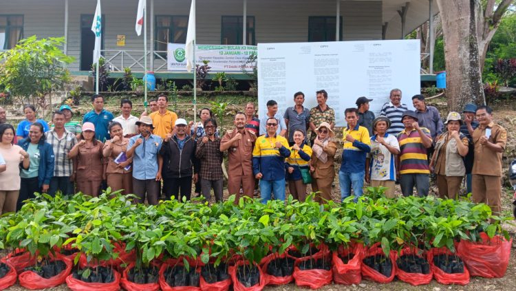 BANTUAN: Senior Suvervisor CSR PT DPM, Budianto Situmorang, Camat Sulima Pungga-Pungga, Edwin Goncang Nababan, Kabid Penyuluh dan Pelatihan Distan Dairi, Sukaedah Angkat diabadikan bersama petani.