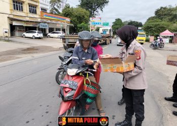 Polres Ogan Ilir menggelar kegiatan berbagi takjil kepada masyarakat dan pengguna jalan pada Senin, 17 Maret 2025. Kegiatan ini berlangsung mulai pukul 16.00 WIB di Jalan Lintas Indralaya-Prabumulih, tepatnya di depan SPBU Romi Herton, samping Kampus Unsri, Kecamatan Indralaya Utara, Kabupaten Ogan Ilir.