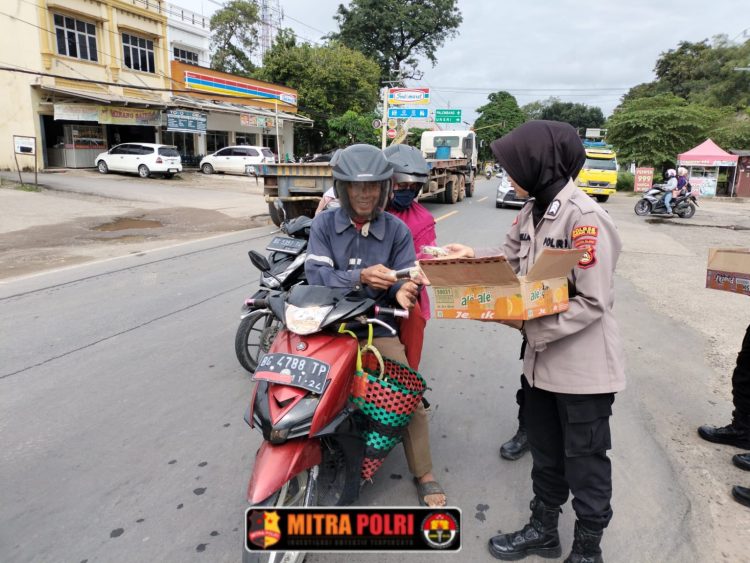 Polres Ogan Ilir menggelar kegiatan berbagi takjil kepada masyarakat dan pengguna jalan pada Senin, 17 Maret 2025. Kegiatan ini berlangsung mulai pukul 16.00 WIB di Jalan Lintas Indralaya-Prabumulih, tepatnya di depan SPBU Romi Herton, samping Kampus Unsri, Kecamatan Indralaya Utara, Kabupaten Ogan Ilir.