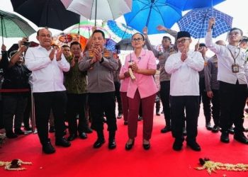Kapolri Jenderal Polisi Drs. Listyo Sigit Prabowo bersama Menteri Pendidikan Dasar Menengah Abdul Mu’ti, Kepala Badan Gizi Nasional Dadan Hindayana, dan Ketua Yayasan Kemala Bhayangkari Ny. Juliati Sigit Prabowo, meresmikan 20 Satuan Pelayanan Pemenuhan Gizi (SPPG).