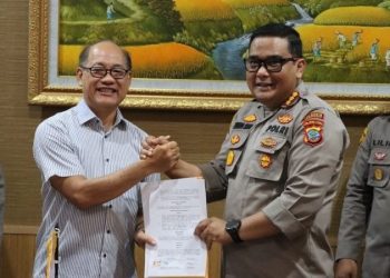 Kepolisian Resor Kota (Polresta) Manado resmi menandatangani Nota Kesepahaman (MoU) dengan PT. Ara Andira Abadi dalam rangka memperkuat sinergi dalam bidang keamanan dan pelayanan publik. Acara penandatanganan berlangsung pada Senin (17/3/2025) di Mapolresta Manado, dihadiri langsung oleh Kapolresta Manado, pejabat utama kepolisian, serta perwakilan dari PT. Ara Andira Abadi.