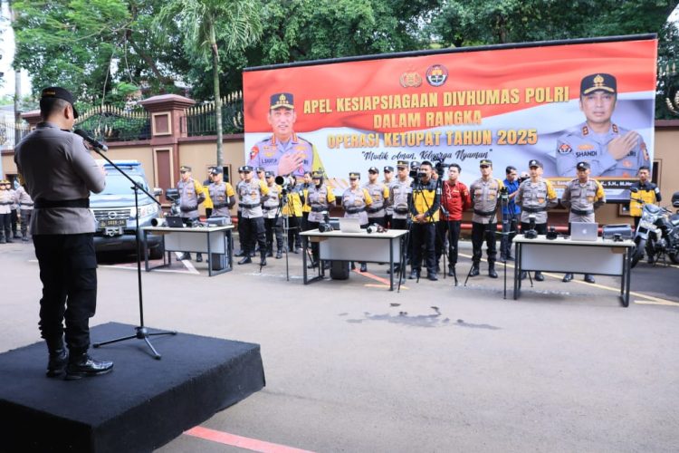 Divisi Humas Polri menggelar apel kesiapsiagaan untuk memastikan kelancaran pengamanan selama bulan Ramadan hingga Idul Fitri. Pada kesempatan tersebut, Kepala Biro Penerangan Masyarakat (Karopenmas) Divhumas Polri, Brigadir Jenderal Polisi (BJP) Trunoyudo Wisnu Andiko, menyampaikan bahwa persiapan telah dilakukan dengan matang, baik dari sisi personel maupun perlengkapan.