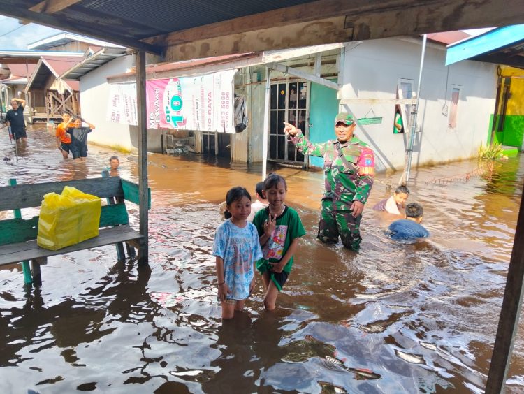 Babinsa Koramil 01/Pahandut Kodim 1016/Palangka Raya Serda Dedy Irawan turun ke wilayah tinjau lokasi banjir. Rabu (19/03/2024).
