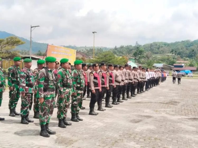 Prajurit petarung Kodim 0206/Dairi turut serta dalam Apel Gelar Pasukan Operasi “Ketupat Toba 2025”. Apel yang digelar pada Rabu (19/3/2025) di Lapangan Kasean Banurea Napasengkut, Desa Salak II, Kecamatan Salak, Kabupaten Pakpak Bharat ini menjadi momentum penting dalam kesiapan pengamanan Hari Raya Idul Fitri.