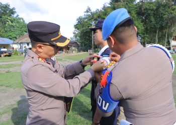 Polres Samosir menggelar Apel Gelar Pasukan pada Kamis (20/3/2025) pagi di Tanah Lapang, Kecamatan Pangururan, Kabupaten Samosir. Apel yang dimulai pukul 08.20 WIB ini dipimpin langsung oleh Kapolres Samosir, AKBP Yogie Hardiman, S.H., S.I.K., M.H., dan dihadiri oleh berbagai unsur Forkopimda serta instansi terkait.