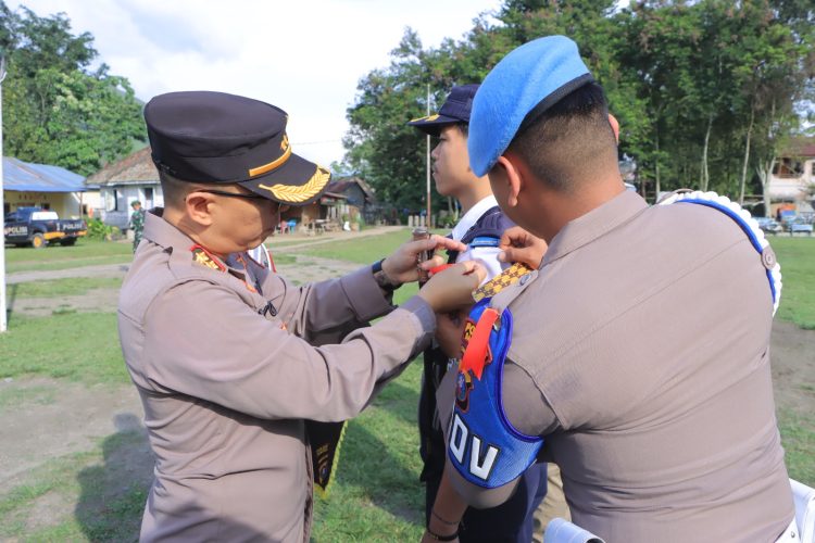 Polres Samosir menggelar Apel Gelar Pasukan pada Kamis (20/3/2025) pagi di Tanah Lapang, Kecamatan Pangururan, Kabupaten Samosir. Apel yang dimulai pukul 08.20 WIB ini dipimpin langsung oleh Kapolres Samosir, AKBP Yogie Hardiman, S.H., S.I.K., M.H., dan dihadiri oleh berbagai unsur Forkopimda serta instansi terkait.