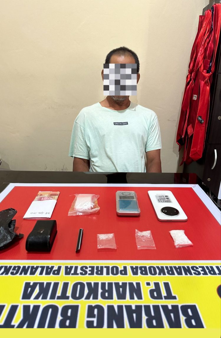 seorang pria berinisial IL (62) berhasil diamankan atas dugaan sebagai pengedar narkotika jenis sabu.