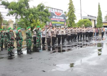 Anggota Kodim 1016/Plk mengikuti Apel Gelar pasukan Operasi Ketupat telabang 2025 yang dipimpin Wakapolresta Palangka Raya bertempat di Lapangan Apel Polresta Palangka Raya Jl.Tjilik Riwut Km.3,5 Kota Palangka Raya.