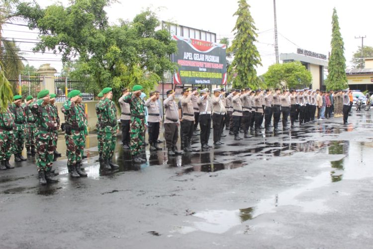 Anggota Kodim 1016/Plk mengikuti Apel Gelar pasukan Operasi Ketupat telabang 2025 yang dipimpin Wakapolresta Palangka Raya bertempat di Lapangan Apel Polresta Palangka Raya Jl.Tjilik Riwut Km.3,5 Kota Palangka Raya.