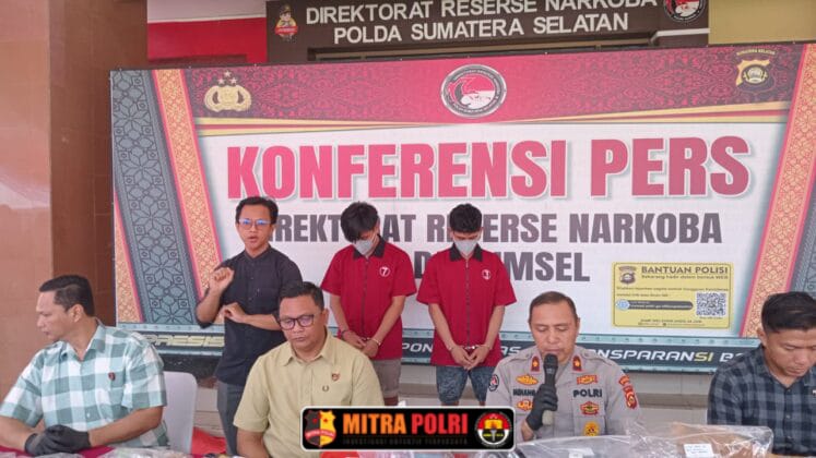 Direktorat Reserse Narkoba Polda Sumsel mengungkap sindikat home industri pembuatan narkoba jenis sintetis cair atau narkoba sinte di dua lokasi di kota Palembang.