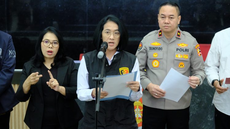 Direktur PPA dan PPO Bareskrim Polri, Brigjen Pol Dr. Nurul Azizah, S.I.K., M.Si., saat Doorstop di Bareskrim Polri, Jumat (21/3/25).