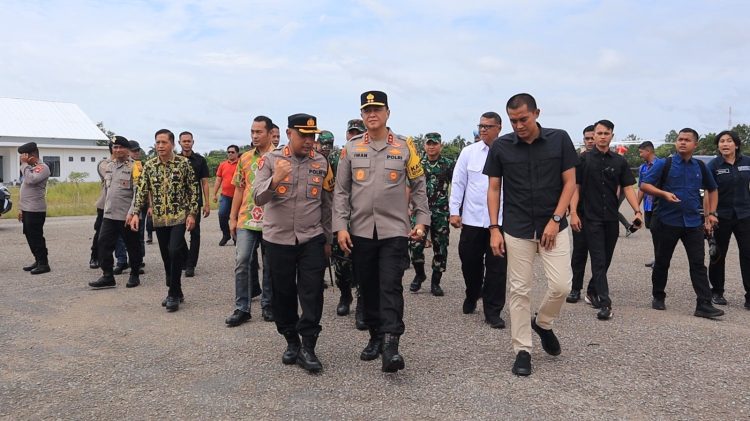 Kapolda Kalimantan Tengah, Irjen Pol Iwan Kurniawan melaksanakan kunjungan kerja ke Polres Barito Utara dalam rangka memastikan kesiapan personel pengamanan pemungutan suara ulang (PSU) Pilkada 2024 di Kab. Barut, Jumat (21/3/2025).