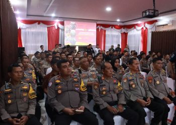 Kapolda berkesempatan memberikan arahan kepada seluruh personel yang terlibat pengamanan pemungutan suara ulang (PSU) Pilkada di Kab. Barito Utara, bertempat di Aula Mapolres setempat, Jumat (21/3/2025).