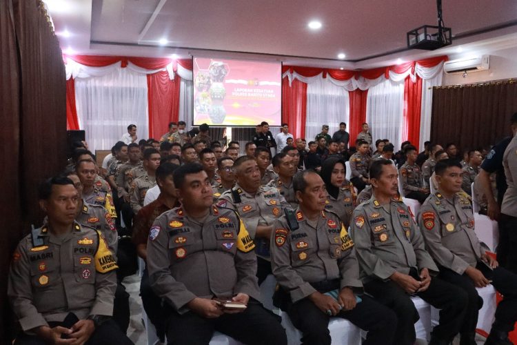 Kapolda berkesempatan memberikan arahan kepada seluruh personel yang terlibat pengamanan pemungutan suara ulang (PSU) Pilkada di Kab. Barito Utara, bertempat di Aula Mapolres setempat, Jumat (21/3/2025).