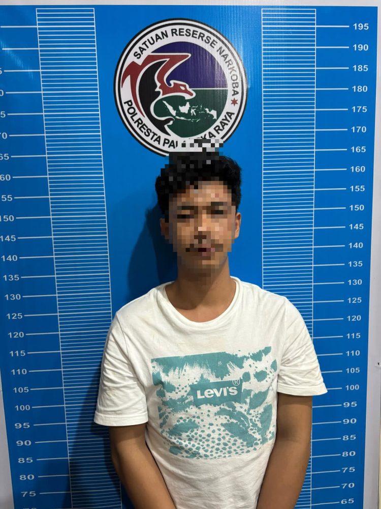 Petugas mengamankan seorang pria berinisial SK (29) yang diduga sebagai pengedar narkotika jenis sabu dan ekstasi.