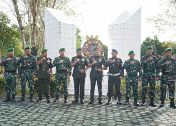 Komandan Korem (Danrem) 102/Pjg Brigjen TNI Wimoko S.E., M.Si., didampingi Dandim 1013/Mtw Letkol Inf Agussalim Tuo, S.H,. M.IP. dan seluruh anggota Kodim 1013/Mtw dan Persit KCK Cab XXXIX Dim 1013 Mtw melaksanakan ziarah rombongan dalam rangka memperingati Hari Ulang Tahun Korem 102/Pjg Ke-51, bertempat di Taman Makam Pahlawan Nasional Persada Muara Teweh. Sabtu, 22/04/2025.