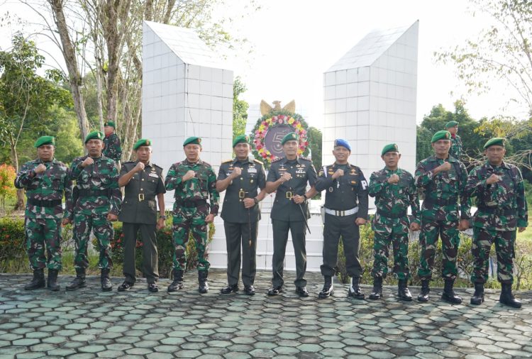 Komandan Korem (Danrem) 102/Pjg Brigjen TNI Wimoko S.E., M.Si., didampingi Dandim 1013/Mtw Letkol Inf Agussalim Tuo, S.H,. M.IP. dan seluruh anggota Kodim 1013/Mtw dan Persit KCK Cab XXXIX Dim 1013 Mtw melaksanakan ziarah rombongan dalam rangka memperingati Hari Ulang Tahun Korem 102/Pjg Ke-51, bertempat di Taman Makam Pahlawan Nasional Persada Muara Teweh. Sabtu, 22/04/2025.