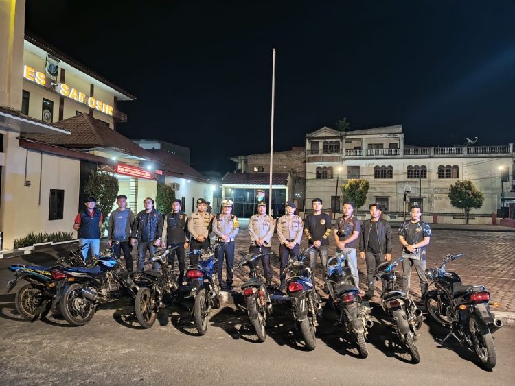 Polres Samosir menggelar Patroli Presisi Malam hingga Minggu dini hari (23/3/2025). Hasilnya, sebanyak 10 unit kendaraan roda dua yang menggunakan knalpot blong berhasil diamankan ke Mako Polres Samosir
