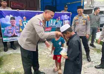 Kapolres Dairi AKBP Faisal Andri Pratomo, SH, SIK, M.M., M.Si, bersama jajaran kepolisian, menggelar kegiatan pembagian takjil gratis kepada masyarakat dan pengguna jalan di Jalan Kopi, Sidikalang
