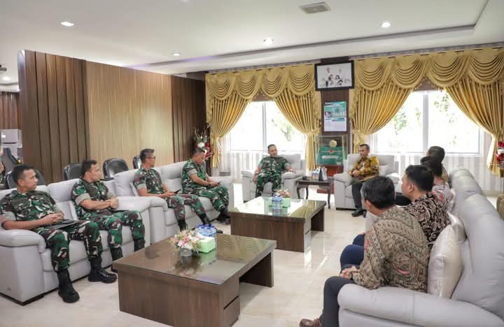 Pangdam I/Bukit Barisan (BB) Mayjen TNI Rio Firdianto menerima audiensi jajaran PT Pertamina Patra Niaga Regional Sumatera Bagian Utara (Sumbagut) di Ruang Officer Lounge Room, Makodam I/BB. Jumat (21/3/2025).
