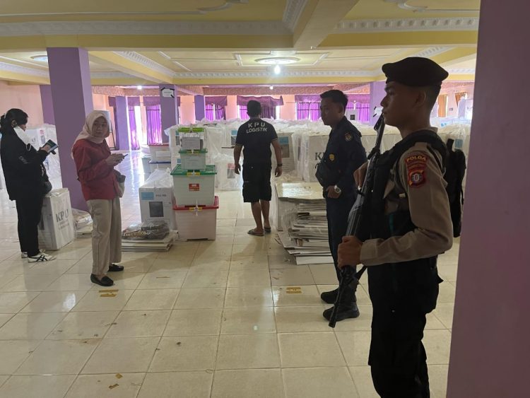 Pengawalan tersebut dilaksanakan mulai dari Kantor Badan Pendapatan Daerah (Bappeda) Kab. Barut menuju ke Gudang Logistik KPU, di Jl. Ahmad Yani, Kabupaten Barito Utara. Minggu (23/3/2025).