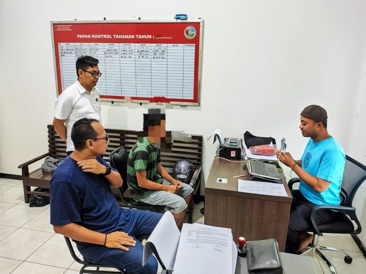 Sekira pukul 14.00 wib, pada hari Selasa (18/3/25), SUS laki laki warga Kecamatan Sumbang yang diduga berperan sebagai pengedar ini diamankan di pinggir jalan ikut Desa Sikapat RT 01 RW 02 Kecamatan Sumbang Kabupaten Banyumas.