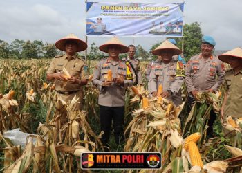 Kapolres Ogan Ilir, AKBP Bagus Suryo Wibowo, S.IK, memimpin kegiatan Panen Raya Jagung dalam rangka Program Ketahanan Pangan yang dilaksanakan di Dusun III, Desa Lorok, Kecamatan Indralaya Utara, Kabupaten Ogan Ilir, pada Senin, 24 Maret 2025.
