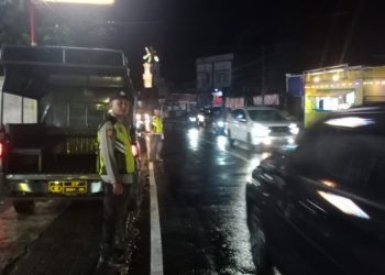 Polsek Pineleng meningkatkan patroli keamanan melalui kegiatan “Silau Mata” (Siaga Lampu Biru di Keramaian Kota). Langkah ini dilakukan untuk mengantisipasi potensi gangguan kamtibmas yang dapat meningkat akibat kondisi cuaca yang tidak menentu, Sabtu (22/3/2025) malam.