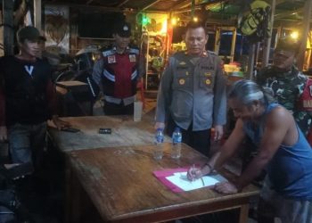 Polsek Pulau Bunaken menggelar operasi razia minuman beralkohol pada Sabtu, 22 Maret 2025, sekitar pukul 21.00 WITA. Operasi ini dipimpin langsung oleh Kapolsek Pulau Bunaken, IPTU Stenly Tawalujan, bersama anggota Polsek dan Babinsa.