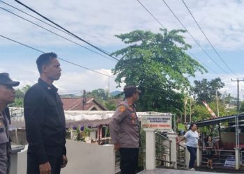 Kehadiran Kapolda dalam kegiatan ibadah tersebut mendapat pengamanan ketat dari personel Polsek Tuminting dan Polresta Manado.